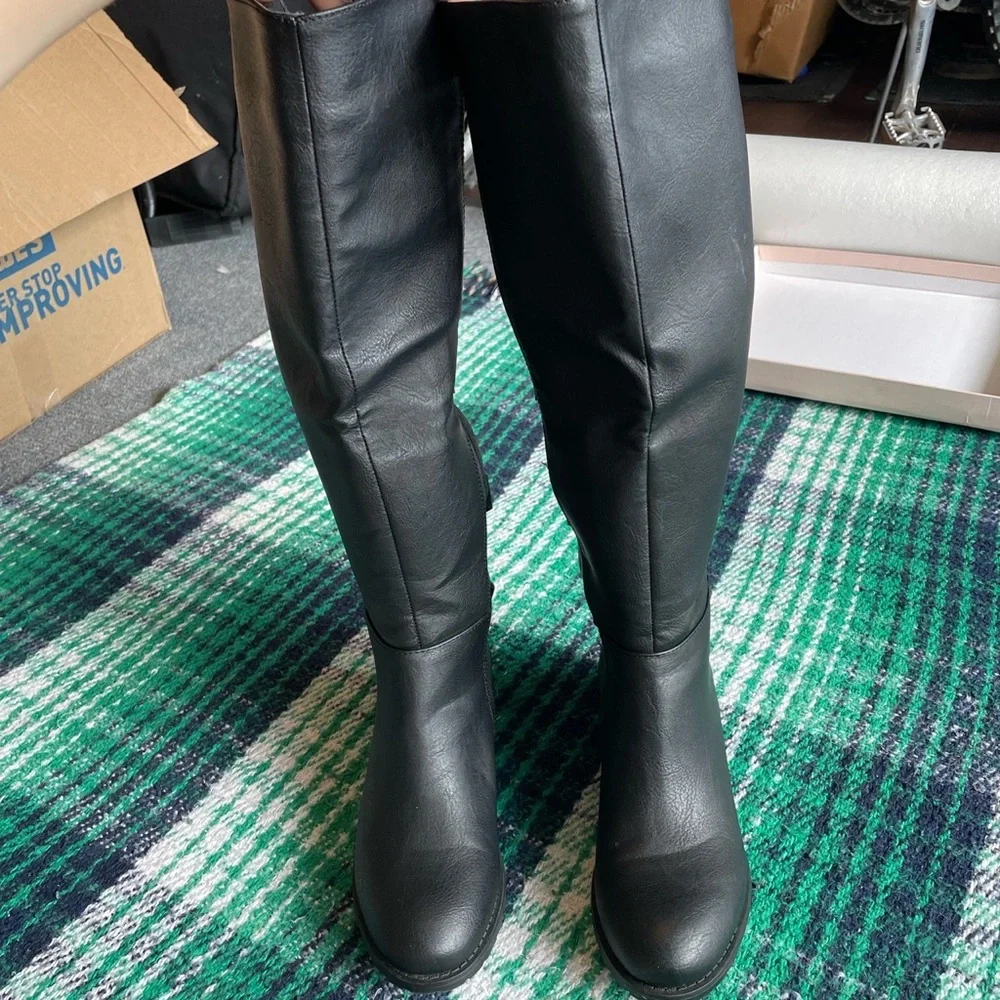 Knee High Cross Black Boots - Picture 4 of 4